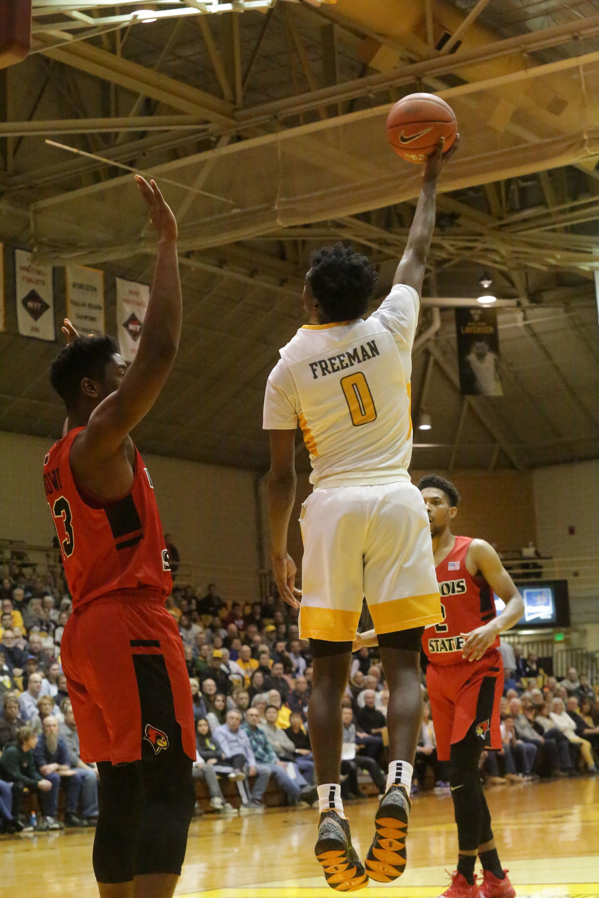 Valparaiso University beats Illinois State in men's basketball